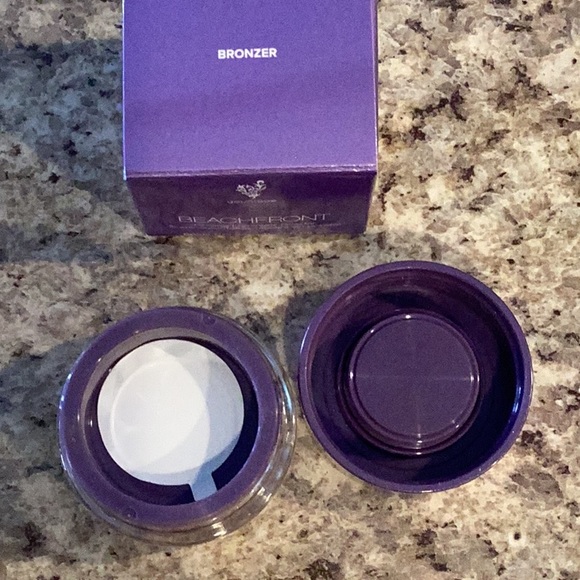 Younique Beachfront Chilling Luminizer Bronzer - Picture 7 of 7